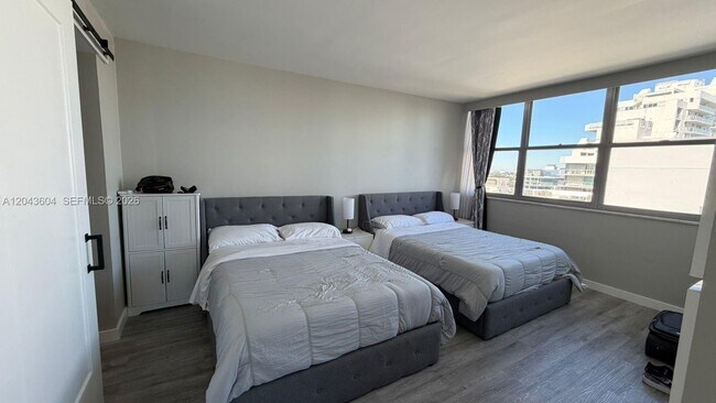 Foto del edificio - 5838 Collins Ave