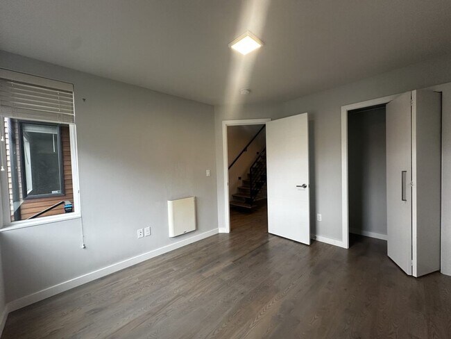 Foto del edificio - Modern 3-Bed Townhome in Prime Ravenna Loc...
