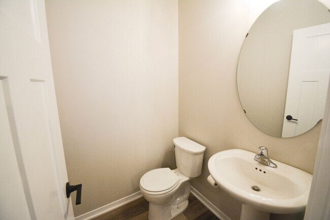 Building Photo - Spacious 3 Bed, 3.5 Bath Townhome with Mod...