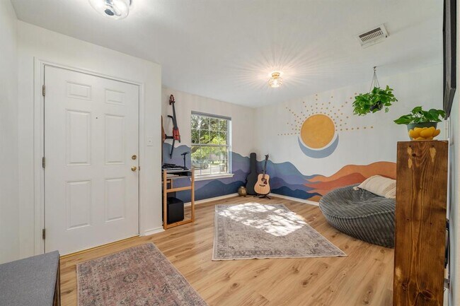 Building Photo - 626 Goldenrod St
