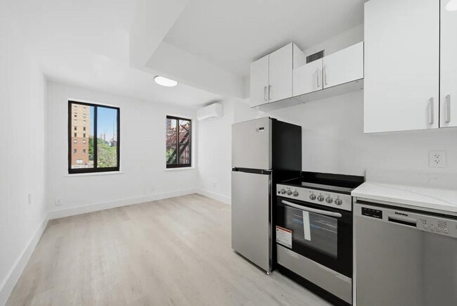 Building Photo - 300 E 96th St