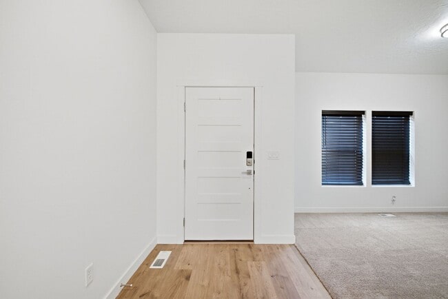 Building Photo - 394 W Pkwy Dr