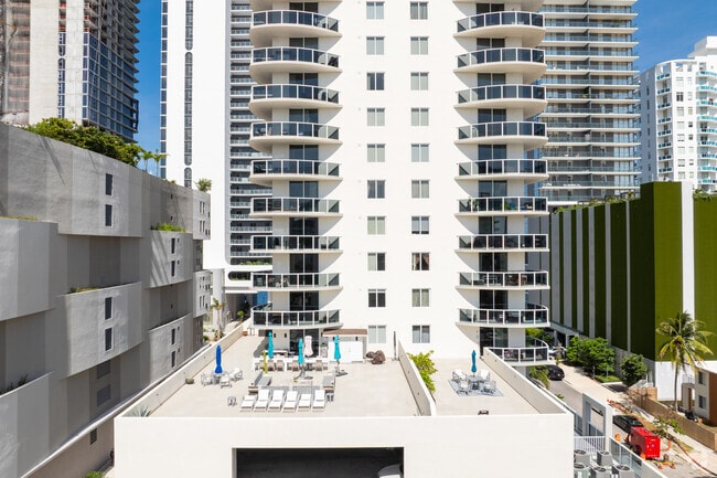 Foto del edificio - 601 NE 23rd St