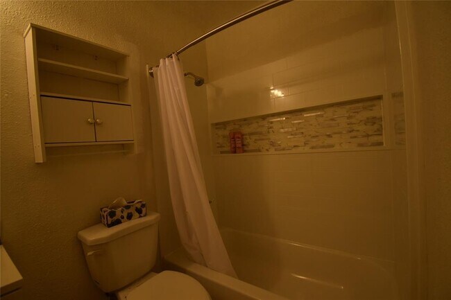 Building Photo - 9606 Riverside Lodge Dr
