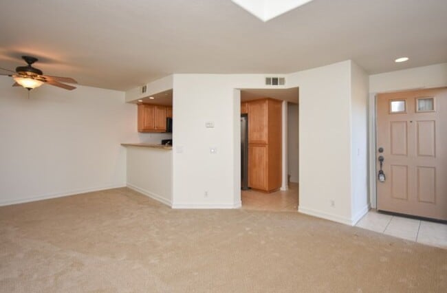 Building Photo - Beautiful condo blocks from the beach!