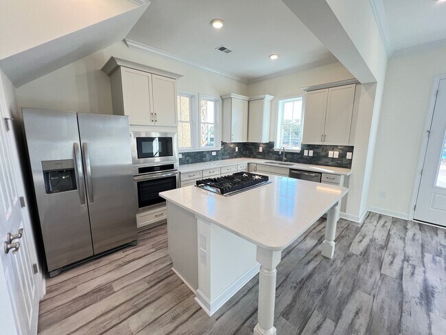 Building Photo - Stunning, two-bedroom townhome now available in Market Common!