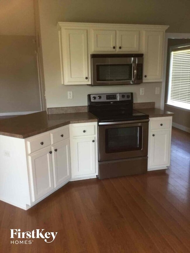 Building Photo - 1628 Needle Oak Dr
