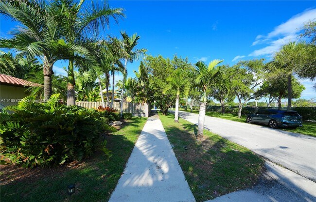 Building Photo - 2509 NE 35th Dr