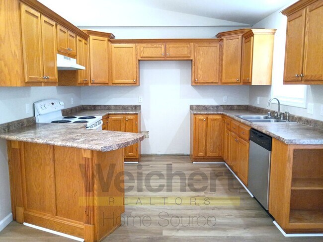 Building Photo - Charming 3-Bedroom Home with Spacious Yard...
