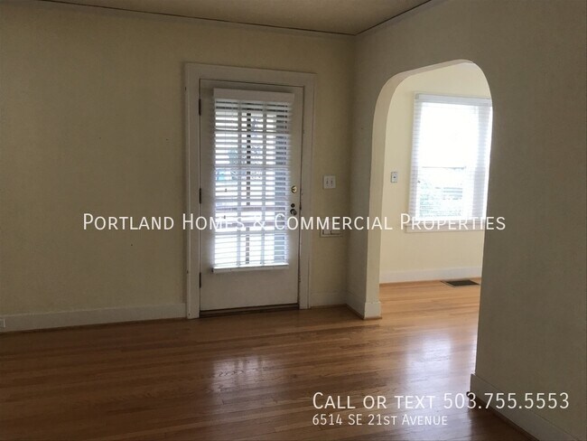 Building Photo - Westmoreland Bungalow  Blocks from Sellwood