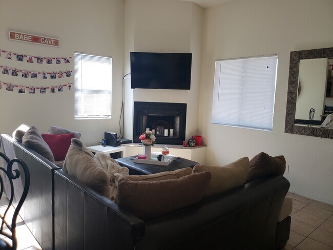 Living Space - 1402 E Lee St