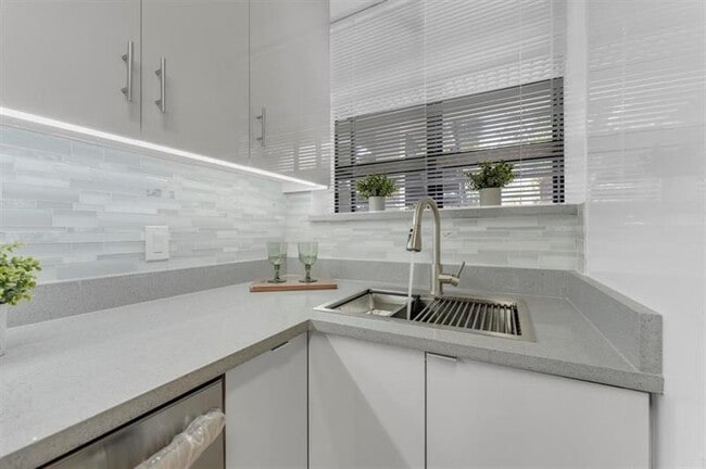Foto del edificio - 1256 S Military Trail