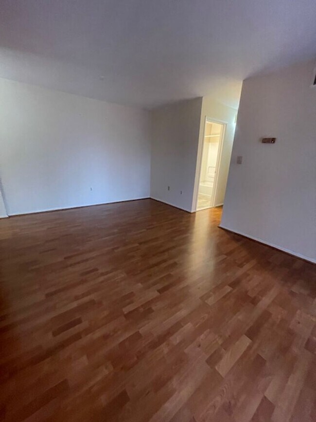 Building Photo - Top floor Condo is Gaithersburg