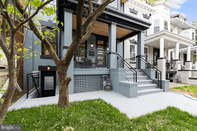 Building Photo - 1360 Oak St NW