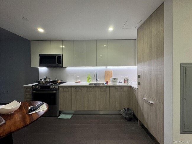 Building Photo - 131-03 40th Rd