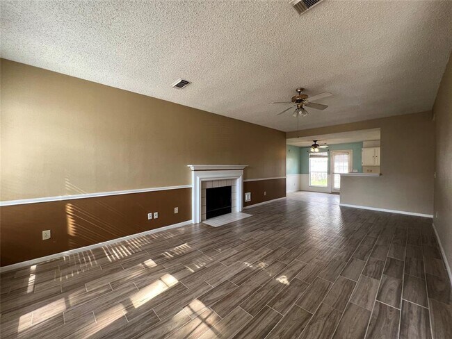 Building Photo - 18158 Holly Green Dr