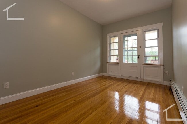 Building Photo - Avl Now No Fee! Renovated 2BR in Washington Sq w/balcony, new kitchen!