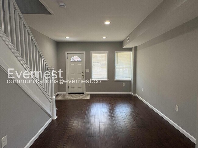 Foto del edificio - 3 Bed/1.5 Bath Townhome with fenced yard and deck/ Available Now!