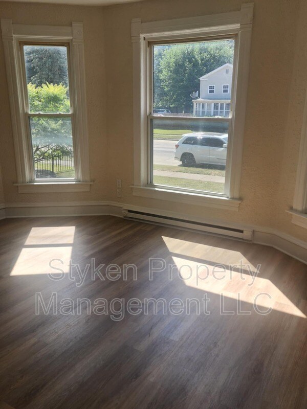 Foto del edificio - 464 S Harrison Ave