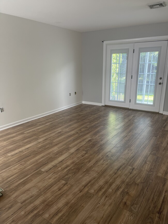 Living Room - 106 Fawn Rdg N
