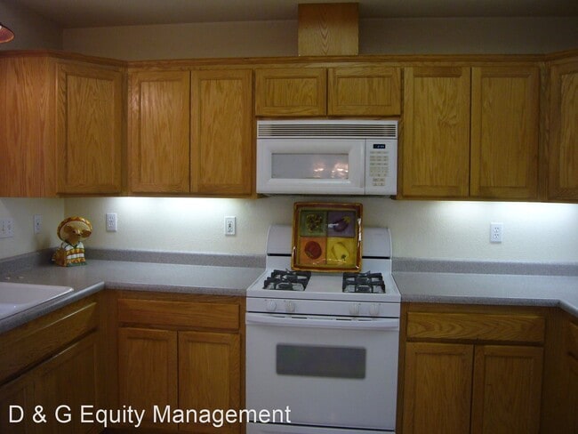 Building Photo - 3 br, 2 bath House - 15992 Drake Rd.