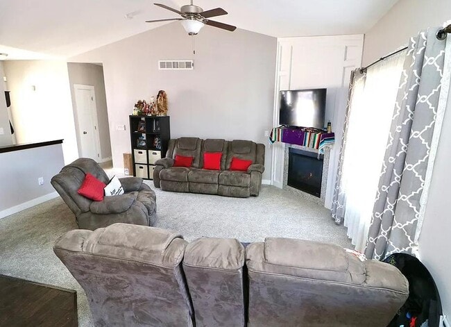 Foto del edificio - 527 Bellflower Dr