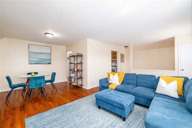 Building Photo - 144-72 Broadway