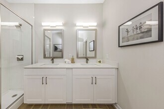Interior Photo - Everest Largo Apartments