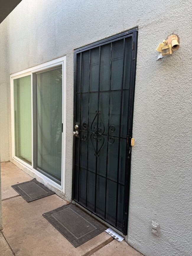 Building Photo - Townhome For Rent