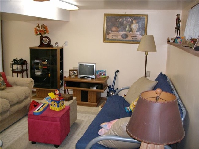 Building Photo - 633 Hempstead Gardens Dr