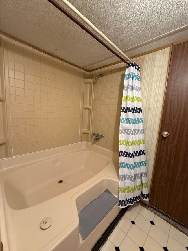 Building Photo - 2 bedroom, 1 bath Mobile Home