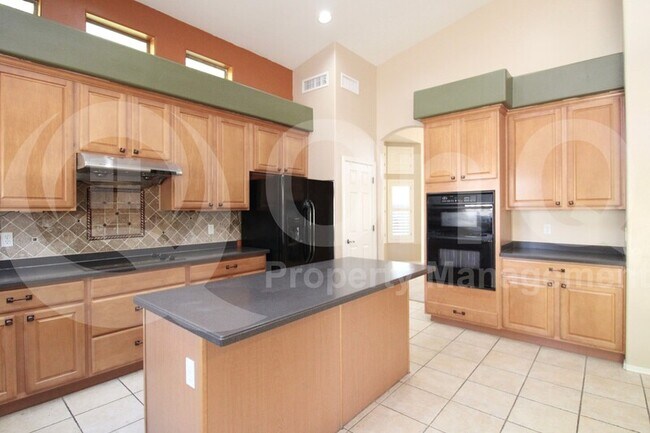 Foto del edificio - 2290 W Maplewood St
