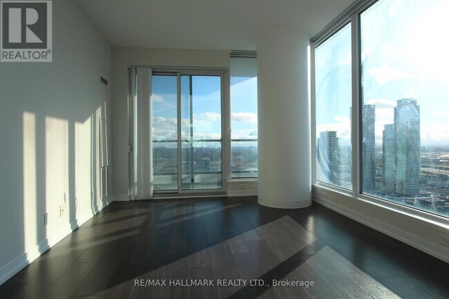 Photo du bâtiment - 5 Buttermill Ave.