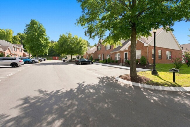 Foto del edificio - Charming 2-Bed Townhome in Hardison Hills