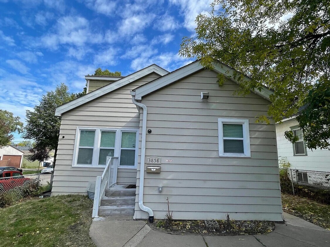 Foto principal - 3858 Fremont Ave N