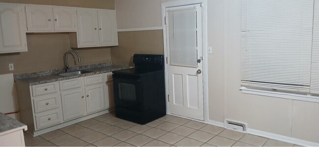 Foto del edificio - 11224 Oakland Ave