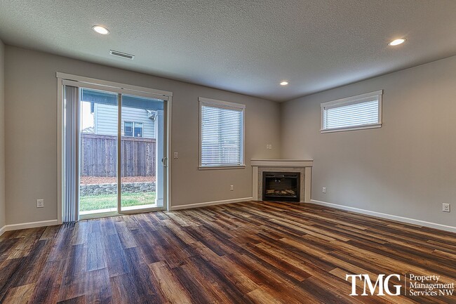 Foto del edificio - Great Suburban 3 Bed 2.5 Bath Home in Minn...