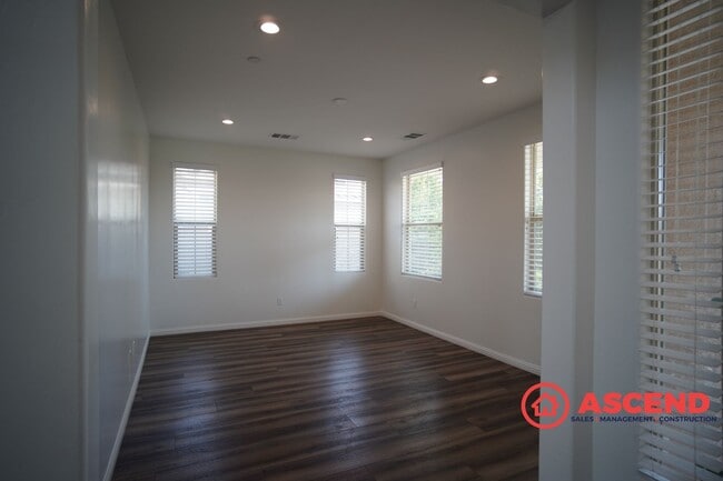 Building Photo - Beautiful 4-Bedroom Located In Highgate Co...