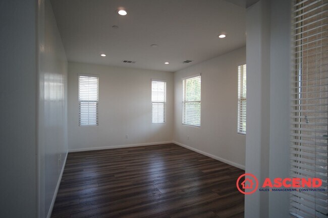 Foto del edificio - Beautiful 4-Bedroom Located In Highgate Co...