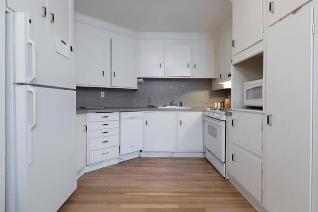 Building Photo - 290 Commonwealth Ave