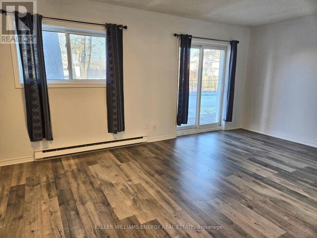 Building Photo - 576 Mary St E