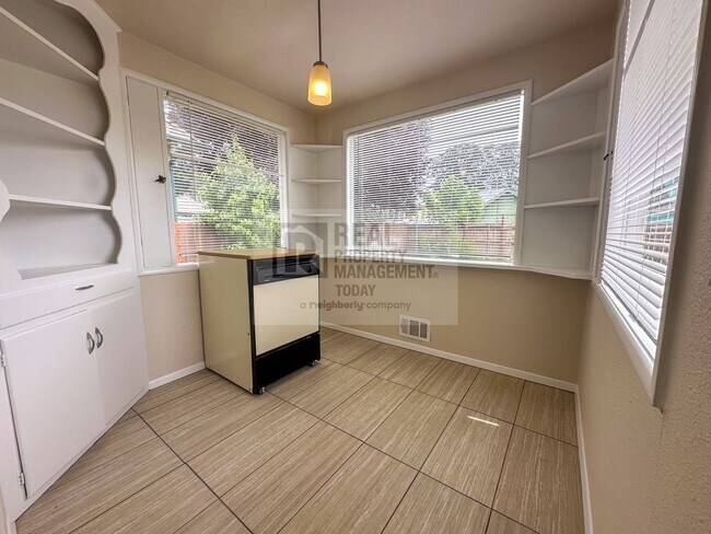 Building Photo - 4 Bedroom House in Tacoma!