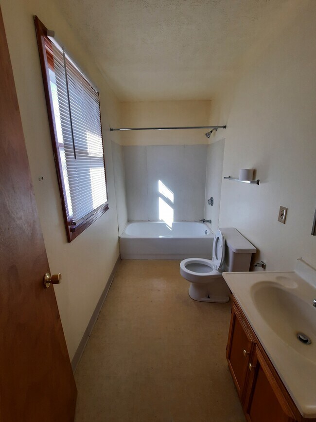 Spacious bathroom - 660 S 2nd St