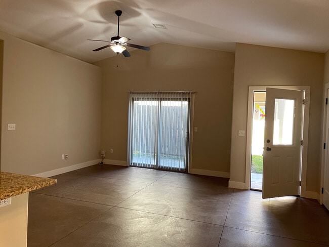 Foto del edificio - 4833 N Hillside Ct