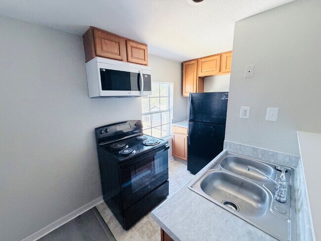 Foto del edificio - "Cozy 1-Bedroom Retreat in Haines City – Modern Comfort in 432 Sq Ft!"