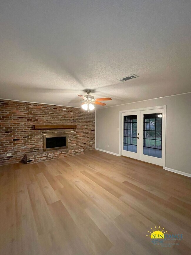 Foto del edificio - 3 Bedroom 2 Bathroom Home in Kenwood Subdi...