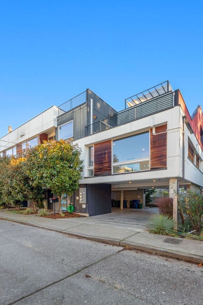 Foto del edificio - Stunning Air Conditioned Alki Condo Overlooking Majestic Puget Sound!
