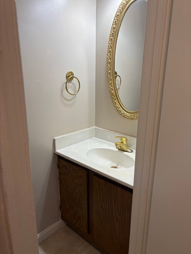 Medio baño contiguo a la sala de estar - 7722 Wolford Way