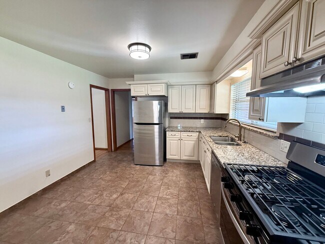 Foto del edificio - Charming 3BD 1BA Home in Yukon!!
