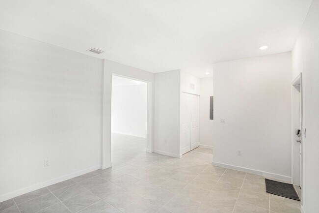Building Photo - Brand new Townhome 3/2.5  Maximum 2 Cars